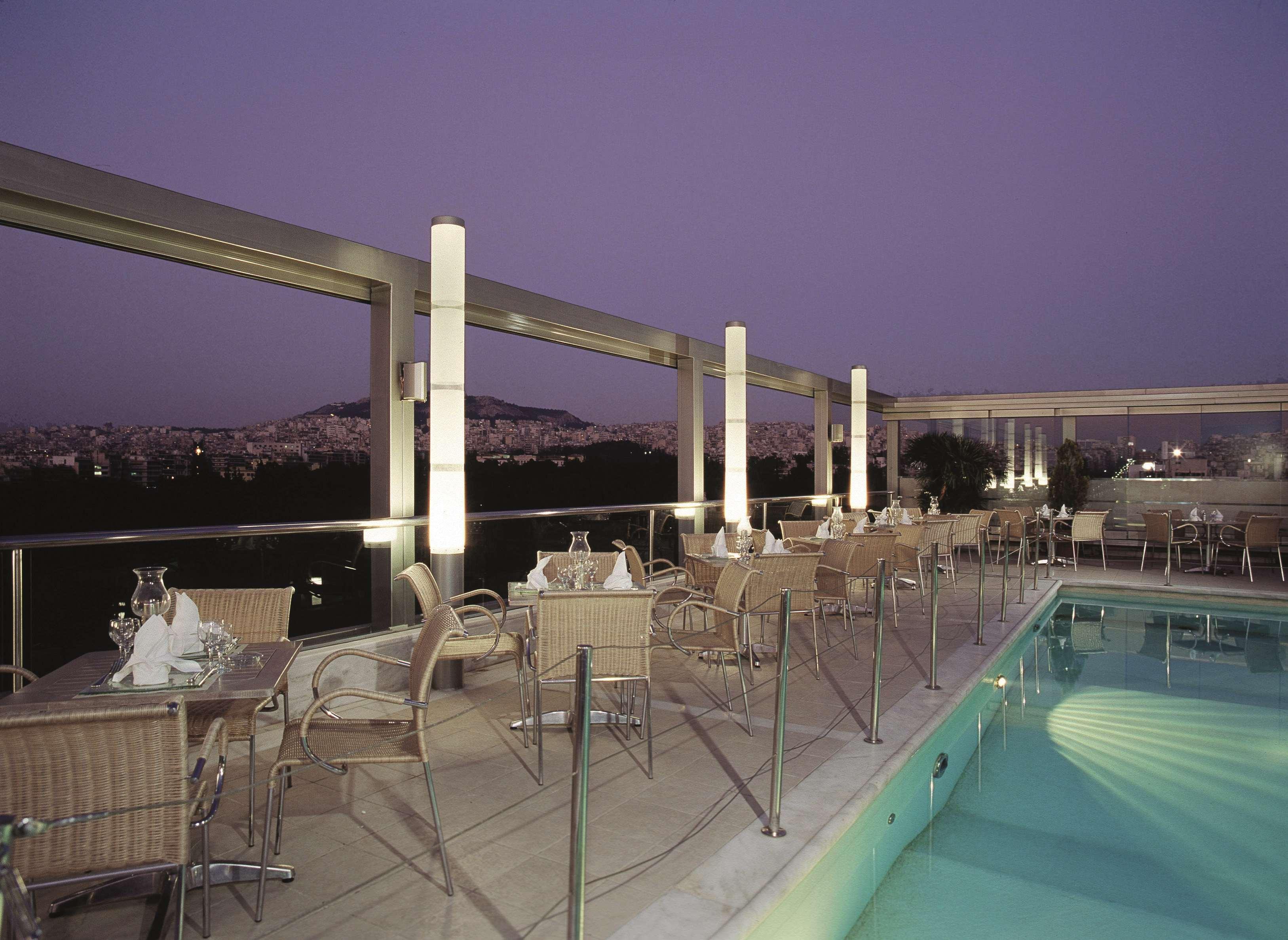래디슨 블루 파크 호텔 아테네 외부 사진 The pool at the hotel