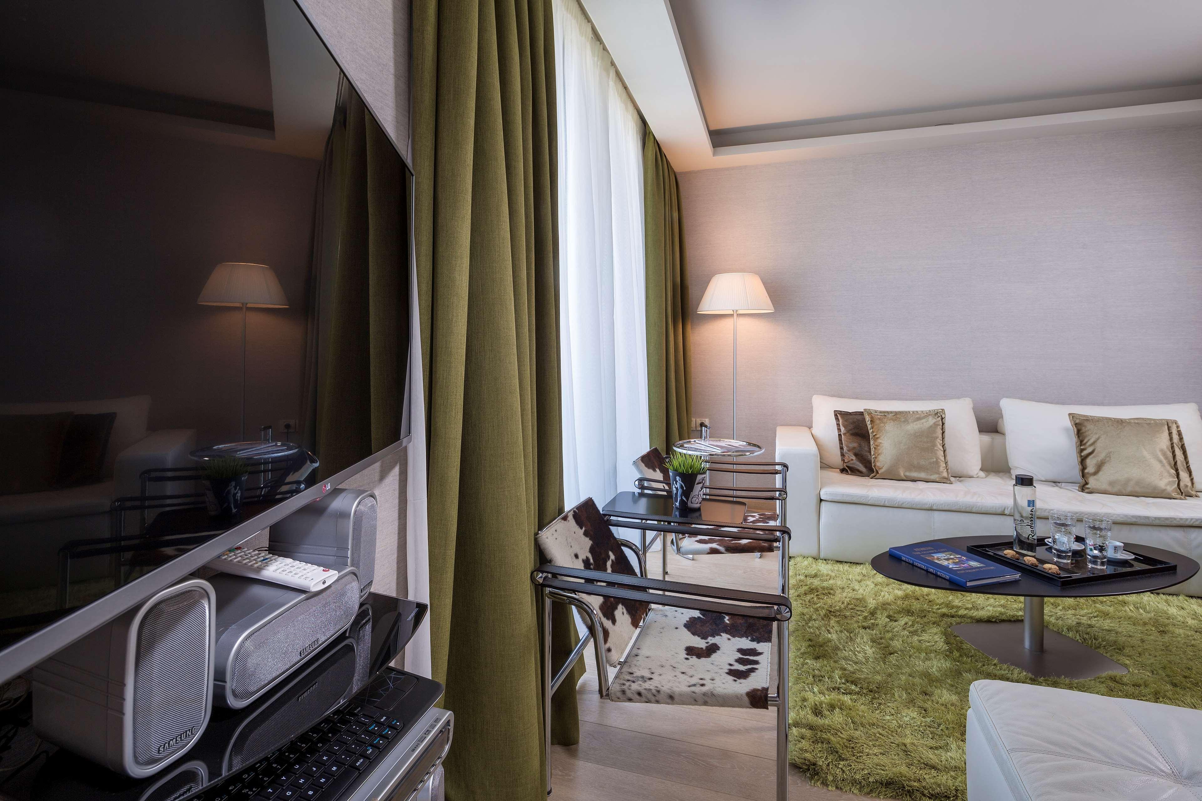 래디슨 블루 파크 호텔 아테네 외부 사진 A suite at the Mandarin Oriental, Munich