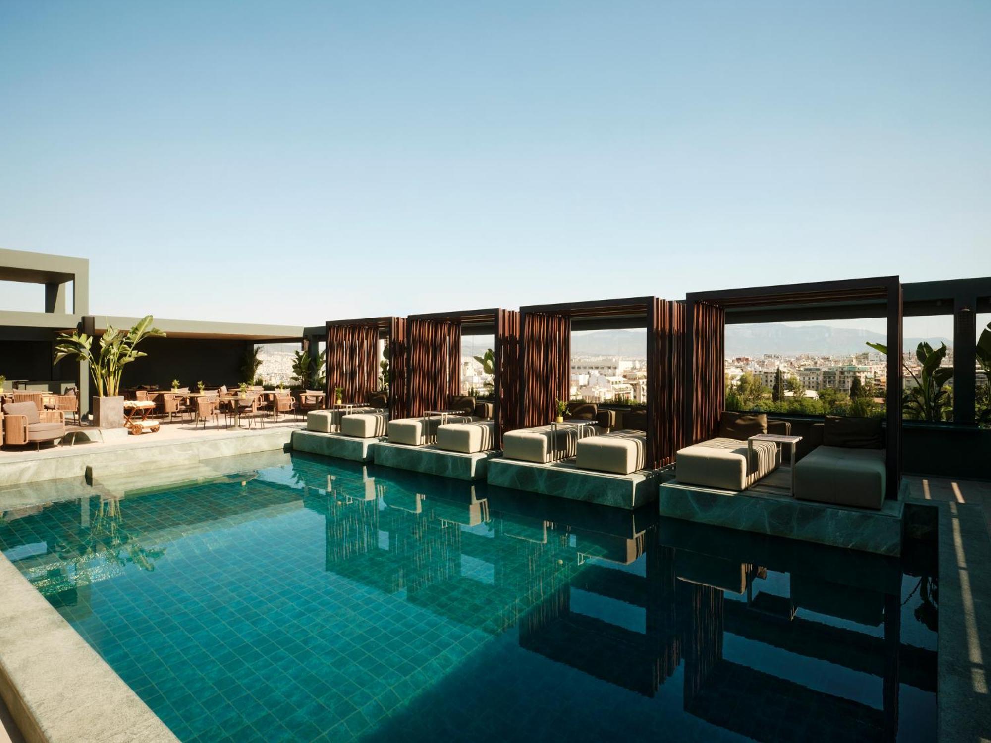 래디슨 블루 파크 호텔 아테네 외부 사진 The pool at the hotel